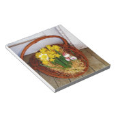 Ein Körbchen mit gelben Eizellen und blumengeschmü Notizblock (angewinkelt)