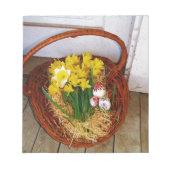 Ein Körbchen mit gelben Eizellen und blumengeschmü Notizblock (Vorderseite)