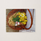 Ein Körbchen mit gelben Eizellen und blumengeschmü Puzzle (Horizontal)