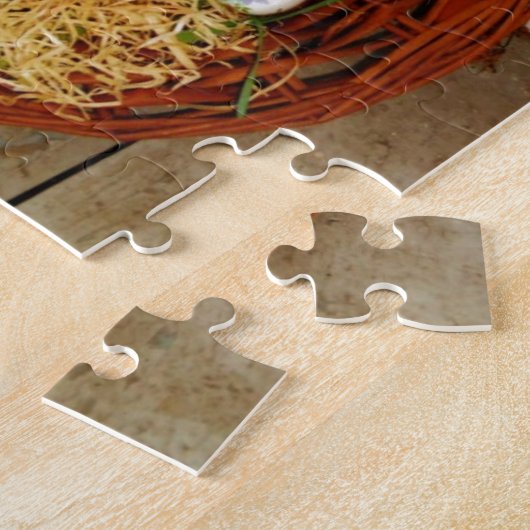 Ein Körbchen mit gelben Eizellen und blumengeschmü Puzzle (Seite)