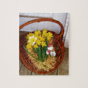Ein Körbchen mit gelben Eizellen und blumengeschmü Puzzle