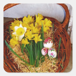 Ein Körbchen mit gelben Eizellen und blumengeschmü Quadratischer Aufkleber