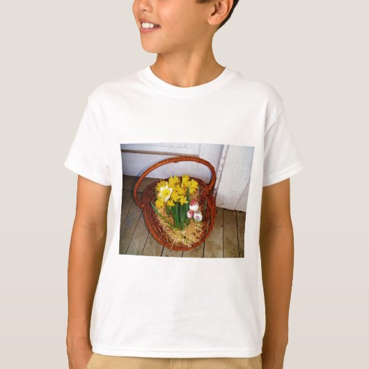 Ein Körbchen mit gelben Eizellen und blumengeschmü T-Shirt (Vorderseite)