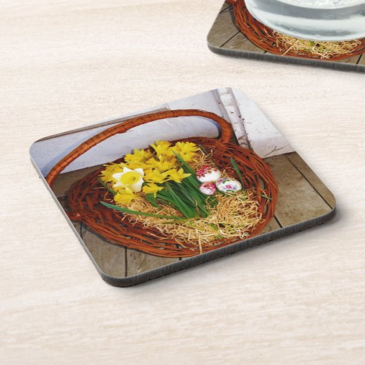 Ein Körbchen mit gelben Eizellen und blumengeschmü Untersetzer (Linke Seite)