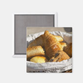 Ein Korbfrühstück mit Croissants und Magnet (Vorderseite/Rückseite)