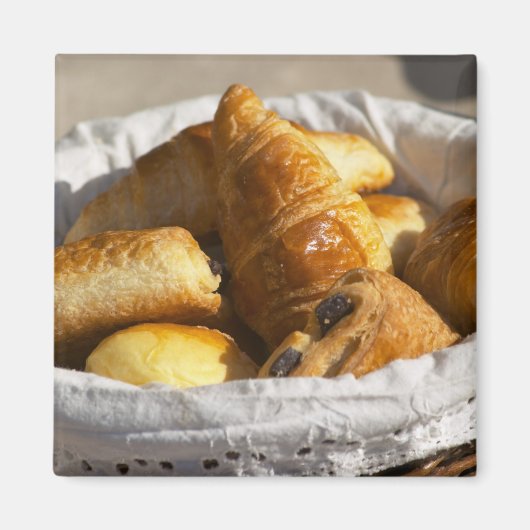 Ein Korbfrühstück mit Croissants und Magnet (Vorne)