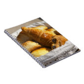 Ein Korbfrühstück mit Croissants und Notizblock (Rechte Seite)