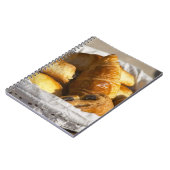 Ein Korbfrühstück mit Croissants und Notizblock (Linke Seite)