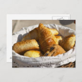 Ein Korbfrühstück mit Croissants und Postkarte (Vorne/Hinten)