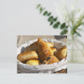 Ein Korbfrühstück mit Croissants und Postkarte (Stehend Vorderseite)