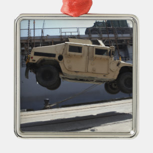 Ein Kran hebt ein M998 Humvee an Silbernes Ornament