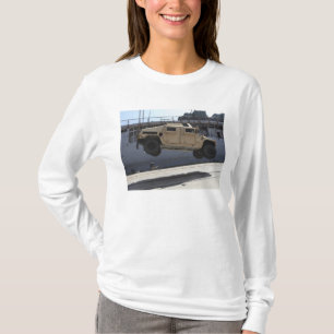Ein Kran hebt ein M998 Humvee an T-Shirt