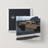 Ein Kran hebt eine M998 Humvee auf Button (Vorne & Hinten)