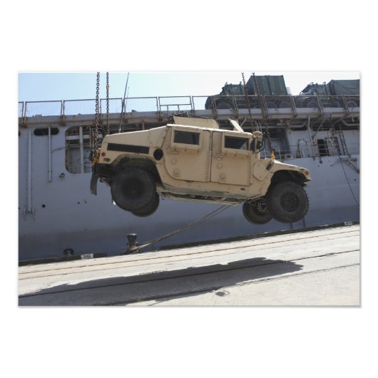 Ein Kran hebt eine M998 Humvee auf Fotodruck (Vorne)