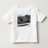 Ein Kran hebt eine M998 Humvee auf Kleinkind T-shirt (Vorderseite)