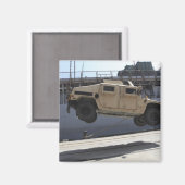 Ein Kran hebt eine M998 Humvee auf Magnet (Vorderseite/Rückseite)