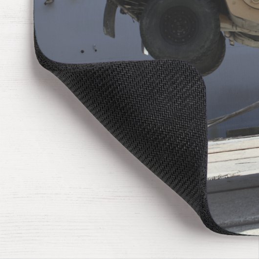 Ein Kran hebt eine M998 Humvee auf Mousepad (Ecke)