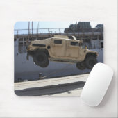 Ein Kran hebt eine M998 Humvee auf Mousepad (Mit Mouse)