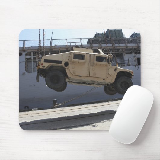 Ein Kran hebt eine M998 Humvee auf Mousepad (Mit Mouse)