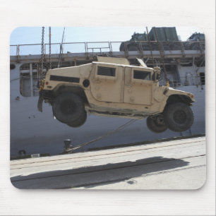 Ein Kran hebt eine M998 Humvee auf Mousepad