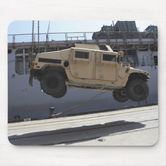 Ein Kran hebt eine M998 Humvee auf Mousepad (Vorne)