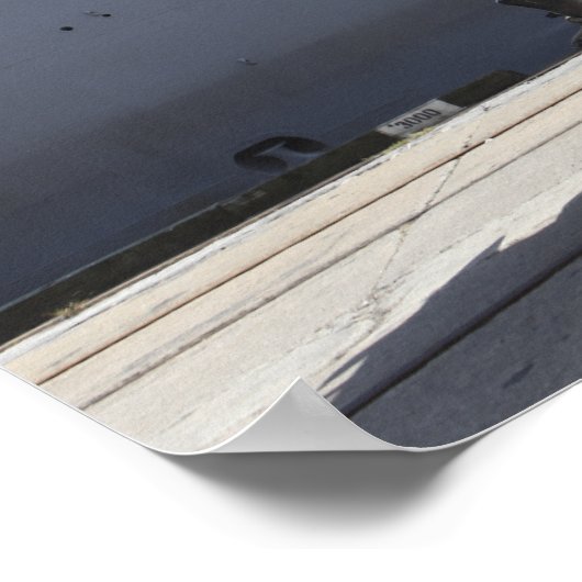 Ein Kran hebt eine M998 Humvee auf Poster (Ecke)