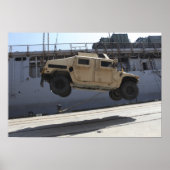 Ein Kran hebt eine M998 Humvee auf Poster (Vorne)