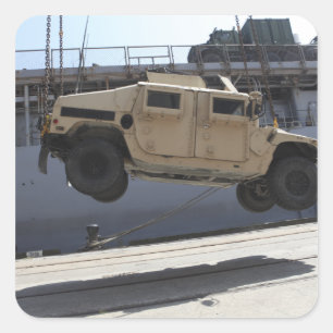 Ein Kran hebt eine M998 Humvee auf Quadratischer Aufkleber