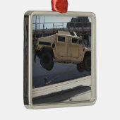 Ein Kran hebt eine M998 Humvee auf Silbernes Ornament (Rechts)
