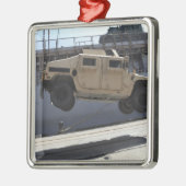 Ein Kran hebt eine M998 Humvee auf Silbernes Ornament (Links)