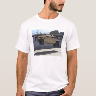 Ein Kran hebt eine M998 Humvee auf T-Shirt