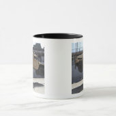 Ein Kran hebt eine M998 Humvee auf Tasse (Zentrum)