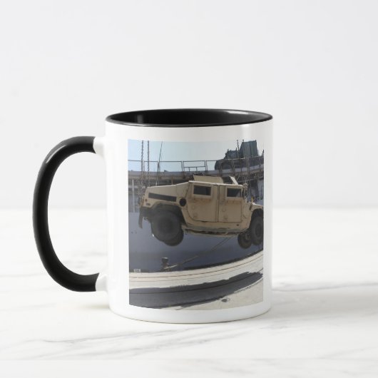 Ein Kran hebt eine M998 Humvee auf Tasse (Links)