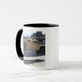 Ein Kran hebt eine M998 Humvee auf Tasse (Vorderseite Links)