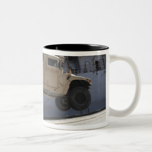 Ein Kran hebt eine M998 Humvee auf Zweifarbige Tasse (Rechts)