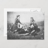 Ein Krankenpfleger, der einen verwundeten Mann abg Postkarte (Vorne/Hinten)