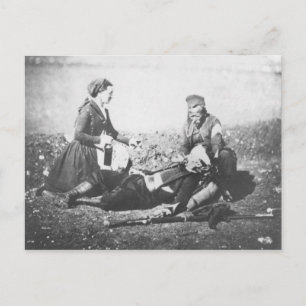 Ein Krankenpfleger, der einen verwundeten Mann abg Postkarte