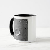 Ein Krater auf Mars Tasse (Vorderseite Links)