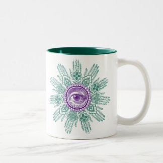 Ein Kreis der Hände und des Auges Zweifarbige Tasse