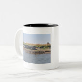 Ein Krokodil, das in der Nähe des Zambezi-Flusses  Zweifarbige Tasse (Vorderseite Links)