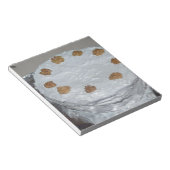 Ein Kuchen mit Zuckerguss Notizblock (angewinkelt)