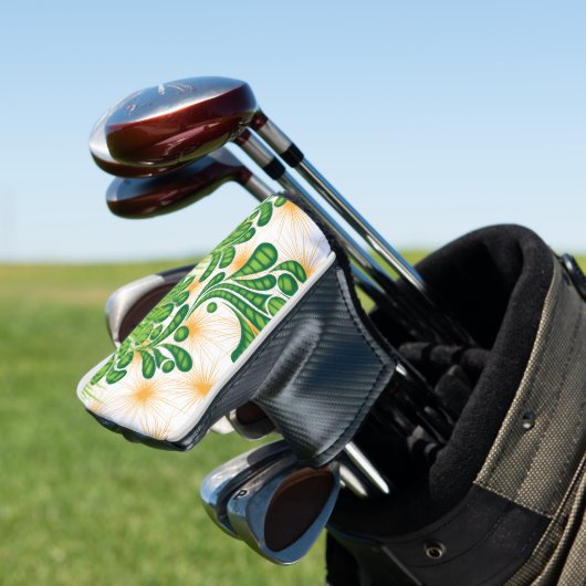 Ein künstlerisches Muster in Grün und Gold, das ei Golf Headcover (In Situ)