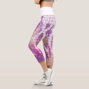 Ein künstlerisches Muster mit verschiedenen Violet Capri Leggings