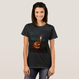 ein Kürbis mit einer Kerze darauf, die halloween i T-Shirt