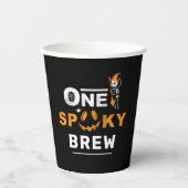 Ein kurioses BrühHalloween, das zu einer Familie p Pappbecher (Vorderseite)