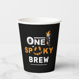 Ein kurioses BrühHalloween, das zu einer Familie p Pappbecher