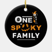 Ein kurioses Halloween-Matching-Familienkostüm Keramik Ornament (Hinten)