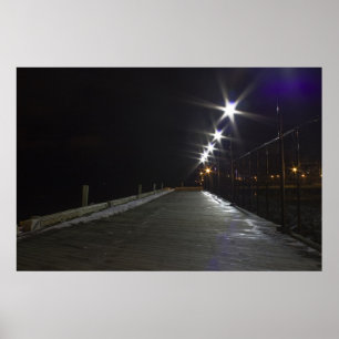 Ein Kurzer Spaziergang auf einem langen Pier mit s Poster