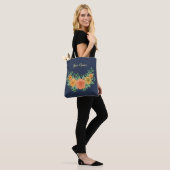 Ein Lächeln in Blume Tasche (Am Model)