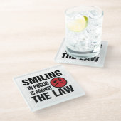 Ein Lächeln in der Öffentlichkeit ist gegen das Ge Glasuntersetzer (Schrägansicht)